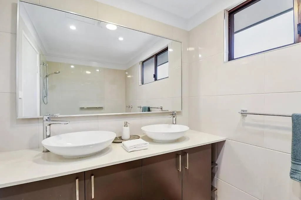 Elevated Entertainer - Modern, Spacious & Stylish East Trinity 0*,  Australia