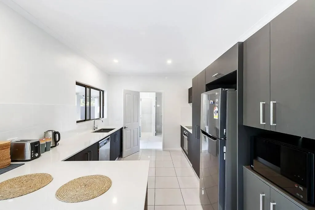 Holiday home Elevated Entertainer - Modern, Spacious & Stylish East Trinity