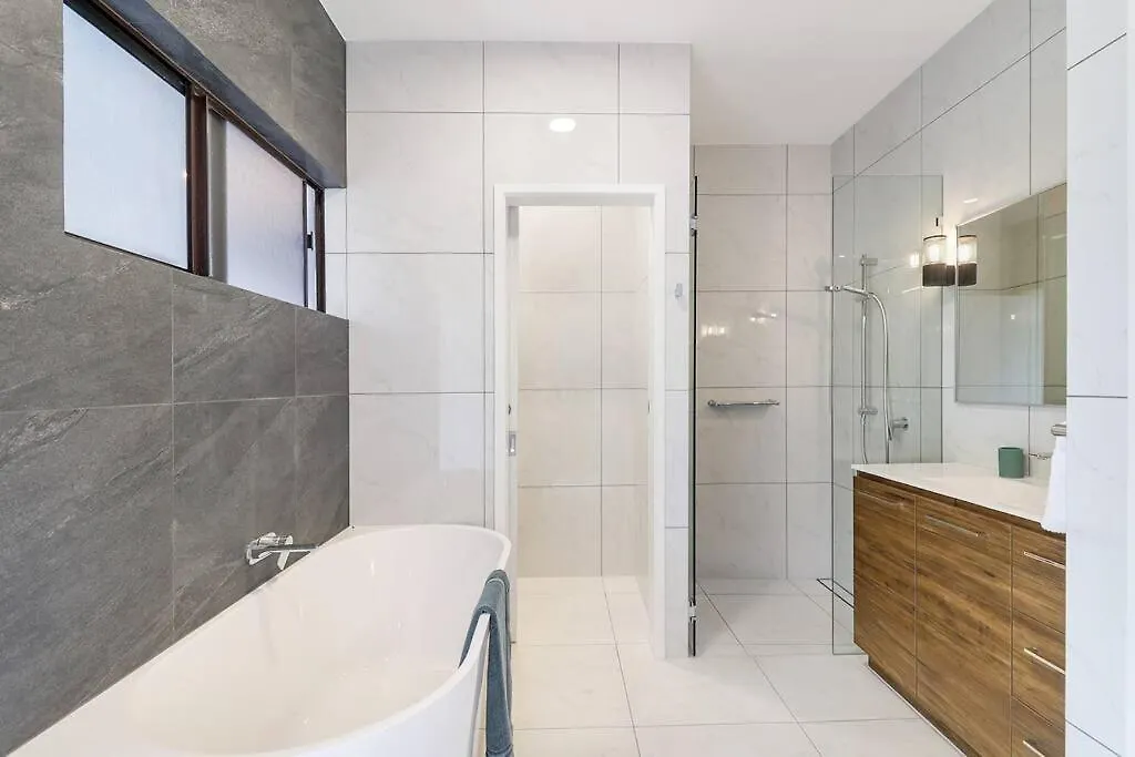 Elevated Entertainer - Modern, Spacious & Stylish East Trinity 0*,  Australia