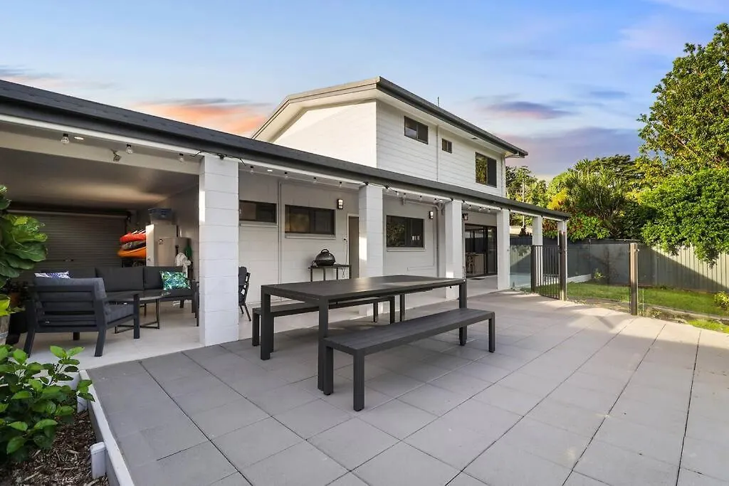 Holiday home Elevated Entertainer - Modern, Spacious & Stylish East Trinity