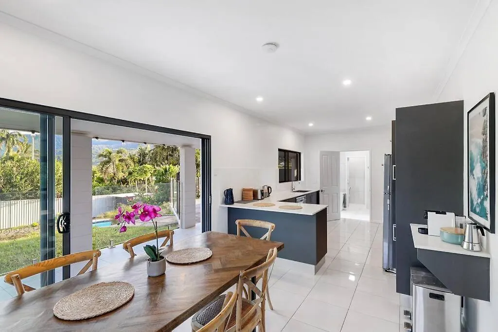 Holiday home Elevated Entertainer - Modern, Spacious & Stylish East Trinity