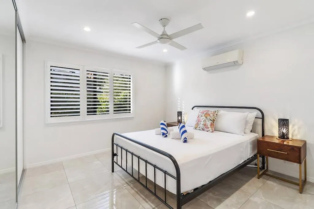 Holiday home Elevated Entertainer - Modern, Spacious & Stylish East Trinity