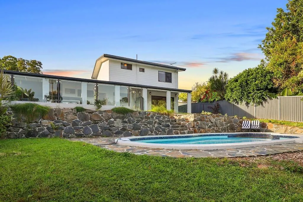 Elevated Entertainer - Modern, Spacious & Stylish East Trinity Holiday home