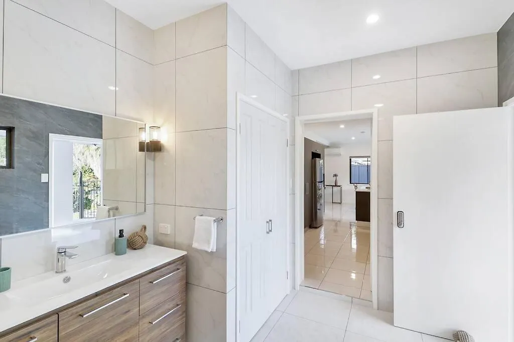Holiday home Elevated Entertainer - Modern, Spacious & Stylish East Trinity
