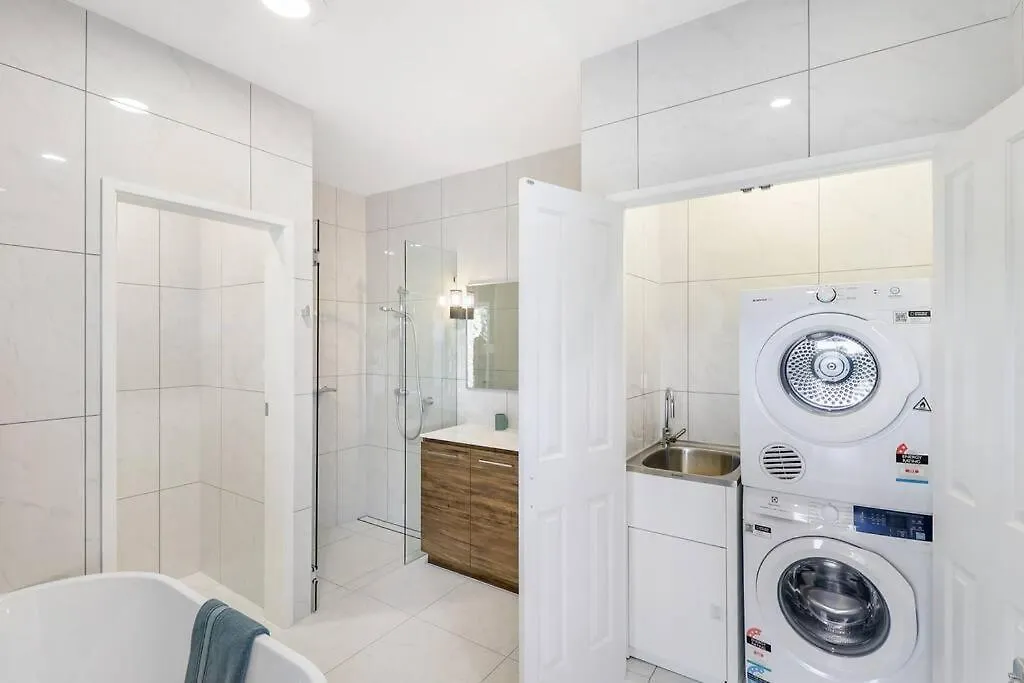 Elevated Entertainer - Modern, Spacious & Stylish East Trinity Australia