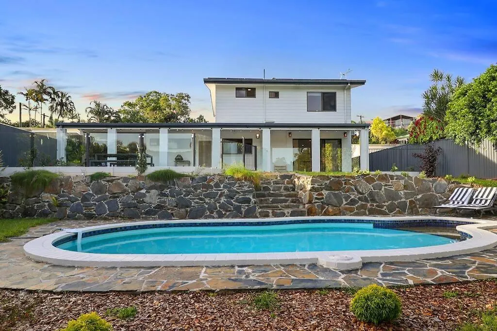 Elevated Entertainer - Modern, Spacious & Stylish East Trinity Holiday home